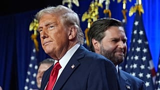 Donald Trump ve aday arkadaşı Senatör JD Vance, R-Ohio, seçim gecesi izleme partisinde sahnede