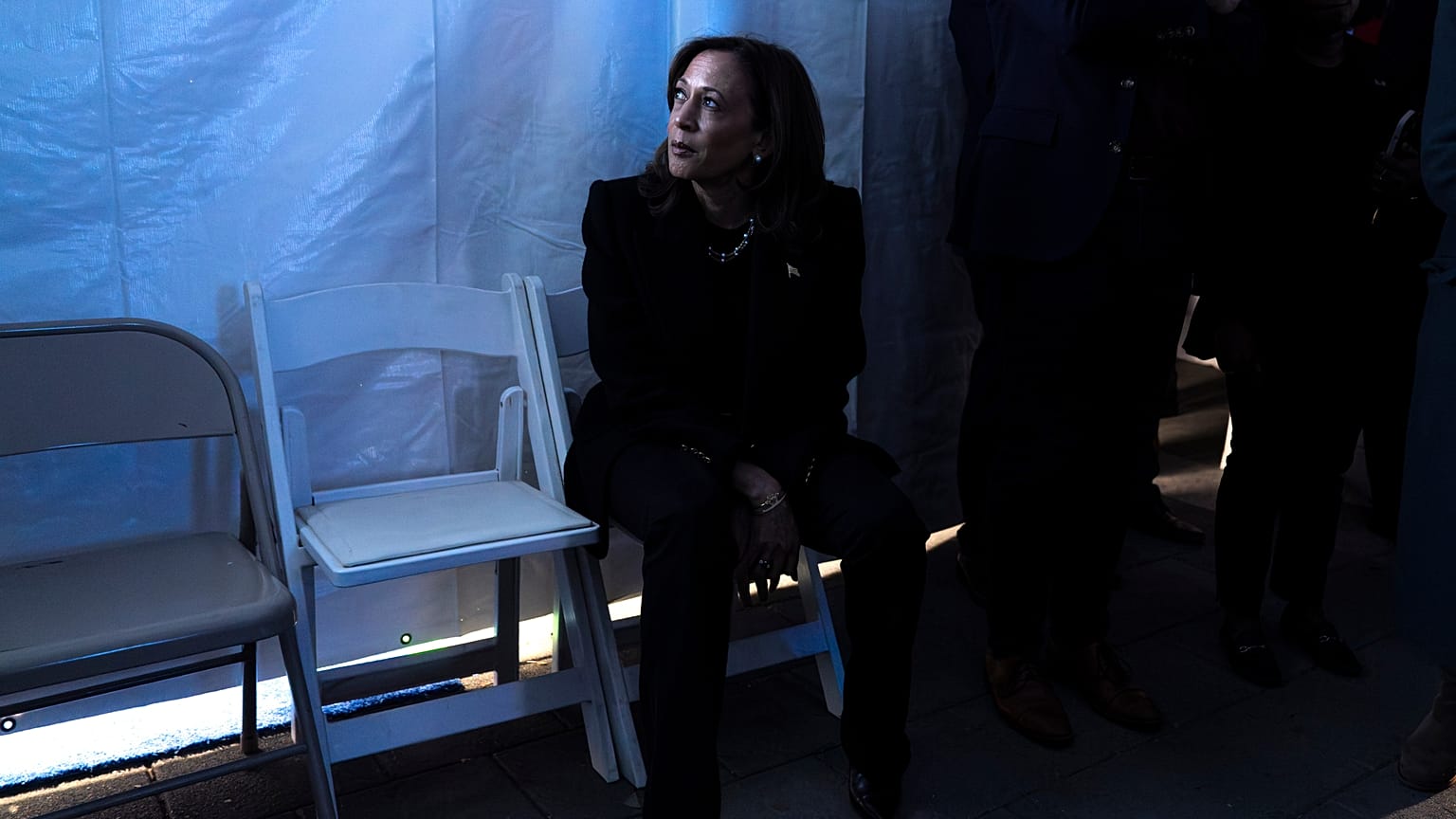 ABD Başkan Yardımcısı Kamala Harris, kampanyasının son konuşmasını Philadelphia, Pennsylvania'da yapmadan önce kuliste bekliyor.