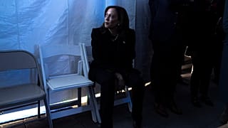 ABD Başkan Yardımcısı Kamala Harris, kampanyasının son konuşmasını Philadelphia, Pennsylvania'da yapmadan önce kuliste bekliyor.