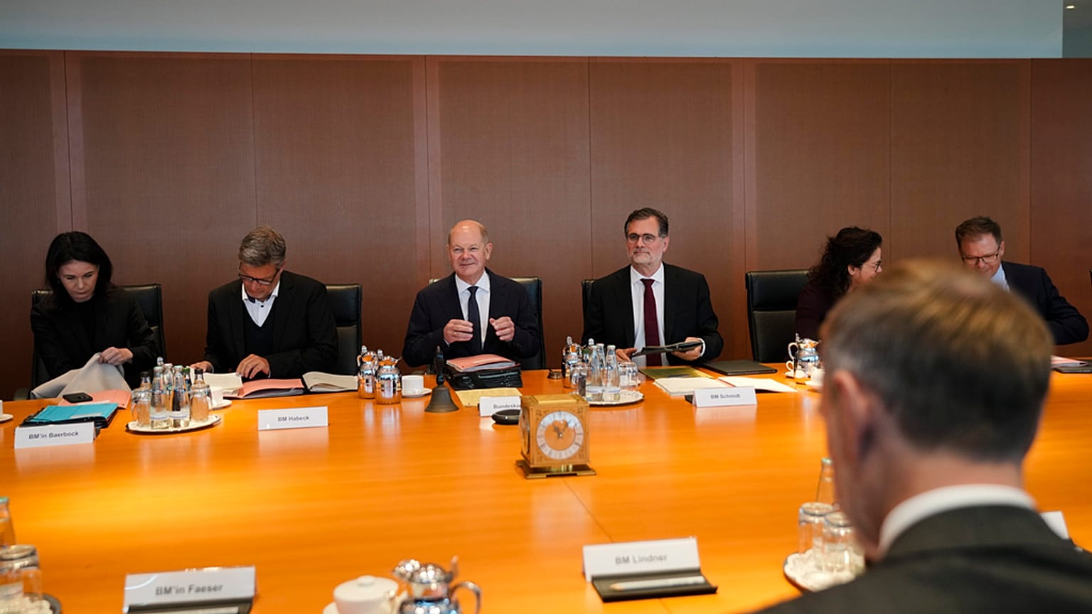 Archiv: Bundeskanzler Olaf Scholz führt den Vorsitz in einer Sitzung.