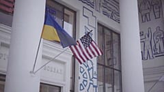Ukrayna ve ABD bayrakları Kiev, Ukrayna'daki Amerikan Üniversitesi'nde dalgalanıyor. 