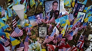 Memorial para soldados mortos na guerra da Ucrânia, incluindo norte-americanos, em Kiev