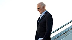 Ο πρόεδρος Joe Biden φτάνει με το Air Force One στην αεροπορική βάση της Εθνικής Φρουράς του Delaware στο New Castle, Del, το Σάββατο 2 Νοεμβρίου 2024.