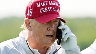 الرئيس الأمريكي دونالد ترامب يتحدث على هاتفه أثناء مشاركته في بطولة LIV Golf Pro-Am يوم الخميس 25 مايو 2023 في ستيرلينغ، فيرجينيا.