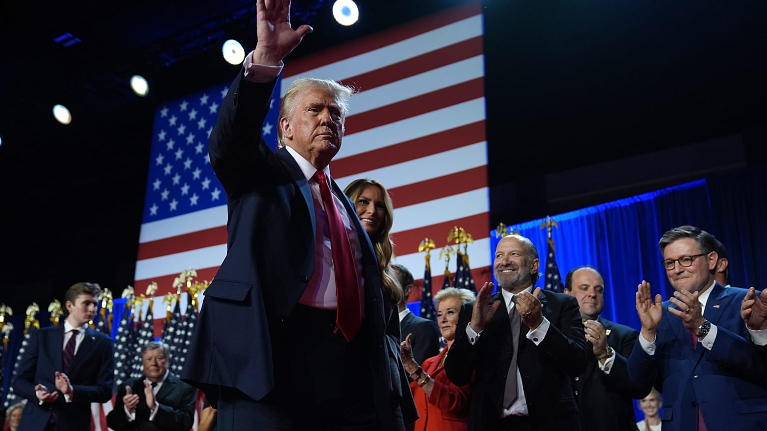 A ex-primeira-dama Melania Trump sobe ao palco numa festa de observação da noite eleitoral no Centro de Convenções de Palm Beach, quarta-feira, 6 de novembro de 2024, em West Palm Beach