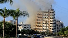 الدخان يتصاعد من المباني التي استهدفتها الغارات الجوية الإسرائيلية في صور، جنوب لبنان، الخميس، 7 نوفمبر، 2024.
