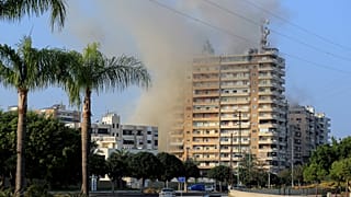 الدخان يتصاعد من المباني التي استهدفتها الغارات الجوية الإسرائيلية في صور، جنوب لبنان، الخميس، 7 نوفمبر، 2024.