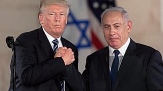 Президент США Дональд Трамп и премьер-министр Израиля Биньямин Нетаньяху пожимают друг другу руки в музее Израиля в Иерусалиме, вторник, 23 мая 2017 года.