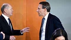 Almanya Başbakanı Olaf Scholz, solda, 8 Şubat Çarşamba günü Almanya'nın başkenti Berlin'deki başbakanlık binasında Alman hükümetinin kabine toplantısı sırasında danışmanı Joerg Kukies ile görüşüyor