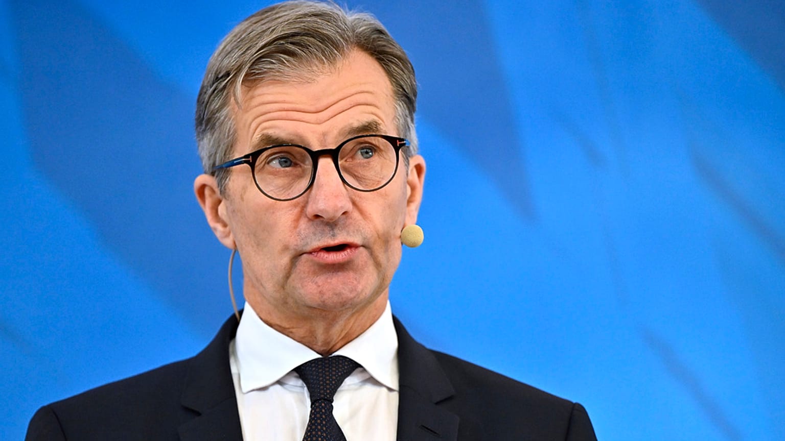 İsveç Riksbank Başkanı Erik Thedéen, Falun kentinde düzenlenen basın toplantısında faiz oranlarını açıklıyor, 7 Kasım 2024