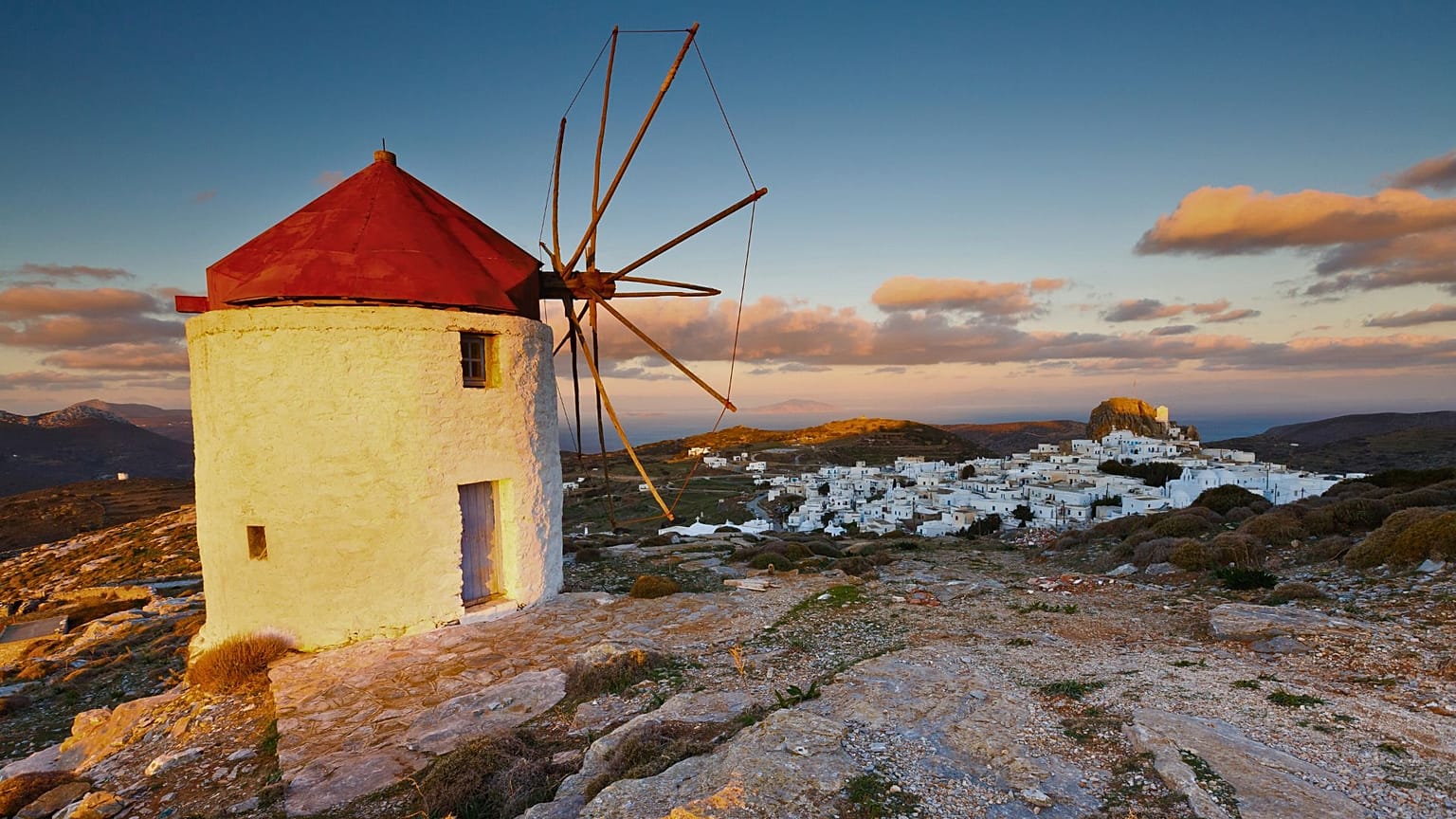 Αλλάξτε τη Σαντορίνη με το νησί των Κυκλάδων, την Αμοργό, στην Ελλάδα.