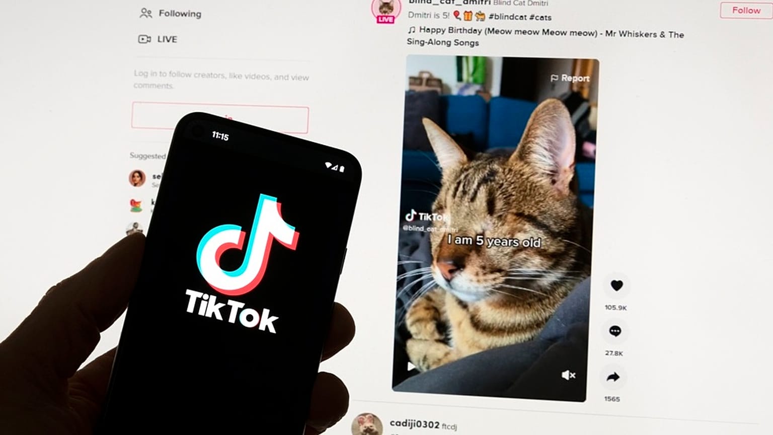 A TikTok logója egy mobiltelefonon, háttérben egy számítógép képernyőjével Bostonban 2023.03.18-án.