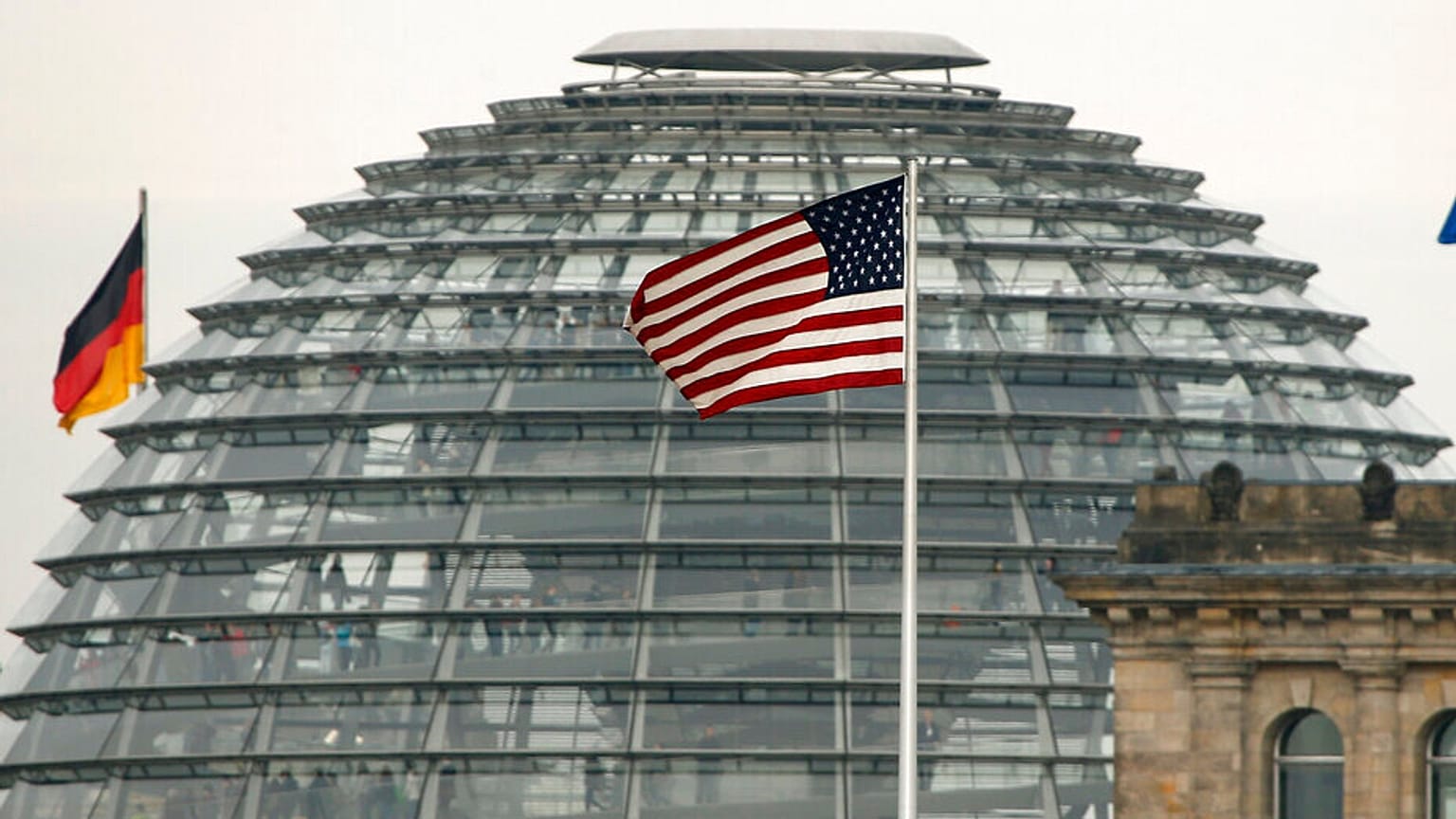 Bandeira dos EUA hasteada na embaixada dos EUA em frente ao edifício do Reichstag, em Berlim. 