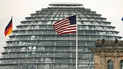 ABD bayrağı, Almanya'nın başkenti Berlin'de Alman Parlamentosu Bundestag'a ev sahipliği yapan Reichstag binasının önündeki ABD büyükelçiliğinde dalgalanıyor, 25 Ekim 2013