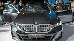 Gazeteciler, Endonezya'nın başkenti Cakarta'da düzenlenen lansman etkinliği sırasında BMW i5 Touring elektrikli otomobilin içini inceliyor, 18 Eylül 2024