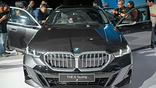 Gazeteciler, Endonezya'nın başkenti Cakarta'da düzenlenen lansman etkinliği sırasında BMW i5 Touring elektrikli otomobilin içini inceliyor, 18 Eylül 2024