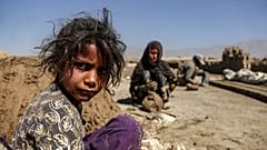 Agyagot gyúró afgán gyerekek a Kabul tartománybeli Deh Szabz körzetben 2024. október 23-án – képünk illusztráció