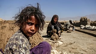 Agyagot gyúró afgán gyerekek a Kabul tartománybeli Deh Szabz körzetben 2024. október 23-án – képünk illusztráció