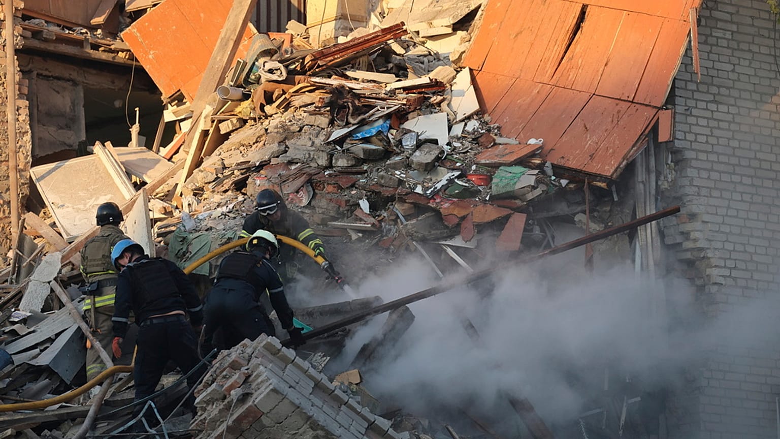 Rettungskräfte räumen die Trümmer eines durch einen russischen Luftangriff zerstörten Wohnhauses in Saporischschja, Ukraine, Donnerstag, 7. November 2024. 