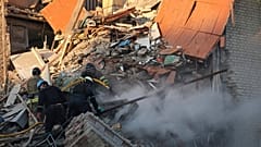 Rettungskräfte räumen die Trümmer eines durch einen russischen Luftangriff zerstörten Wohnhauses in Saporischschja, Ukraine, Donnerstag, 7. November 2024. 