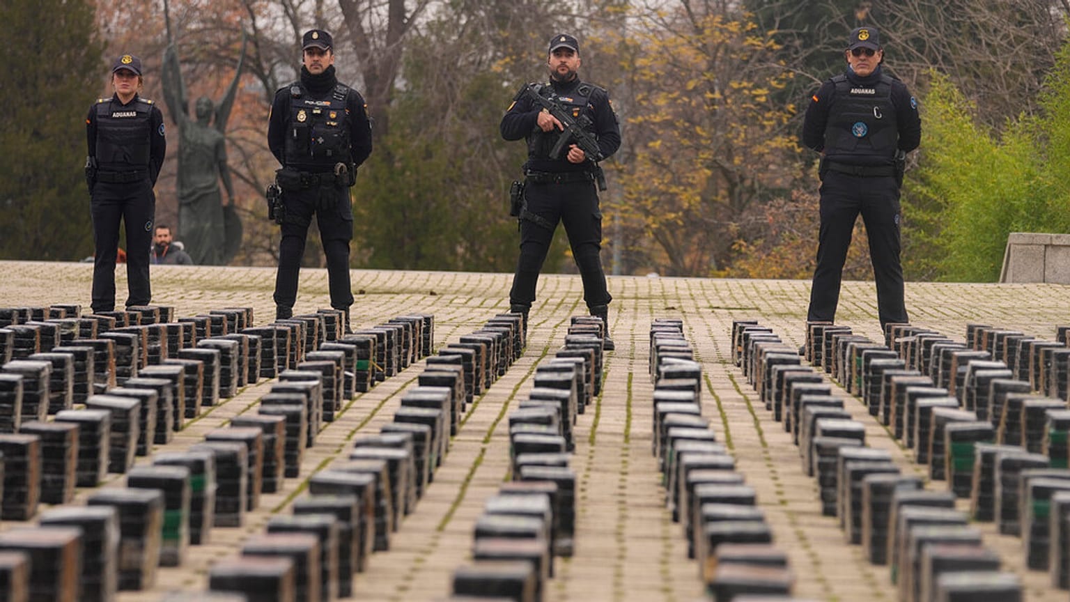 Dosya fotoğrafı: Polis memurları, 12 Aralık 2023 Salı günü İspanya'nın Madrid kentindeki bir polis karakolunun avlusunda sergilenen bir miktar kokainin yanında duruyor.