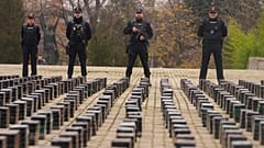 Dosya fotoğrafı: Polis memurları, 12 Aralık 2023 Salı günü İspanya'nın Madrid kentindeki bir polis karakolunun avlusunda sergilenen bir miktar kokainin yanında duruyor.