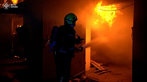 Les pompiers éteignent l'incendie d'un bâtiment non résidentiel dans le district de Solomianskyi