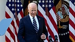 Präsident Joe Biden kommt zu seiner Rede im Rosengarten des Weißen Hauses in Washington an