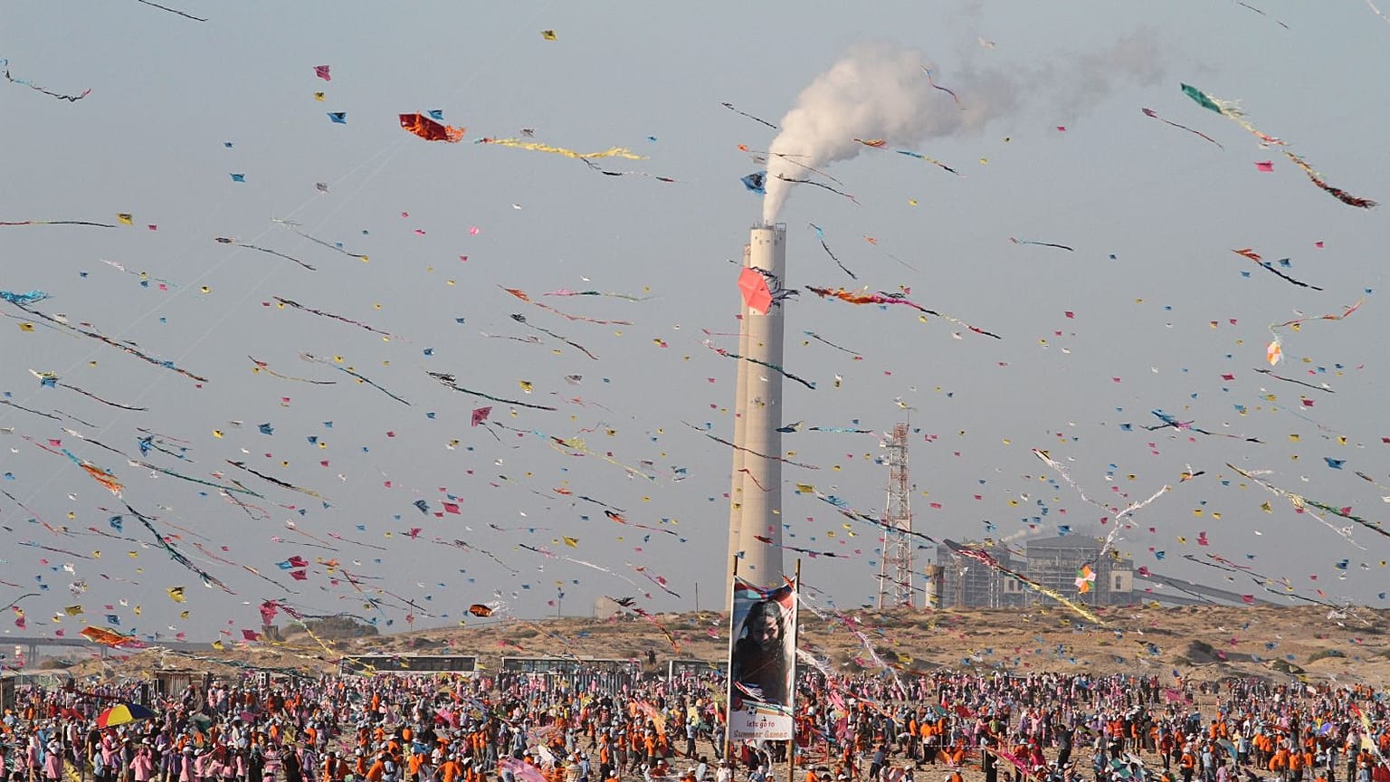 Celebración del festival a las orillas del río.