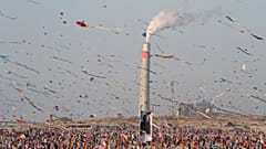 Celebración del festival a las orillas del río.