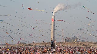 Celebración del festival a las orillas del río.