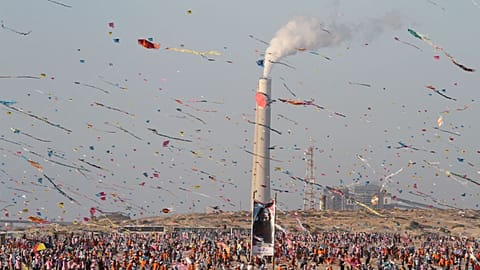 Celebración del festival a las orillas del río.