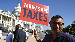 Foto de ficheiro. Funcionários de empresas internacionais de automóveis protestam contra as tarifas que, segundo eles, terão um impacto negativo na produção automóvel dos EUA. Capitólio, Washington. 19 de julho de 2018.