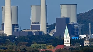 Kirche in Gladback vor den Kühltürmen des Uniper-Kohlekraftwerks Scholven in Gelsenkirchen, Deutschland, 10. Oktober 2024.