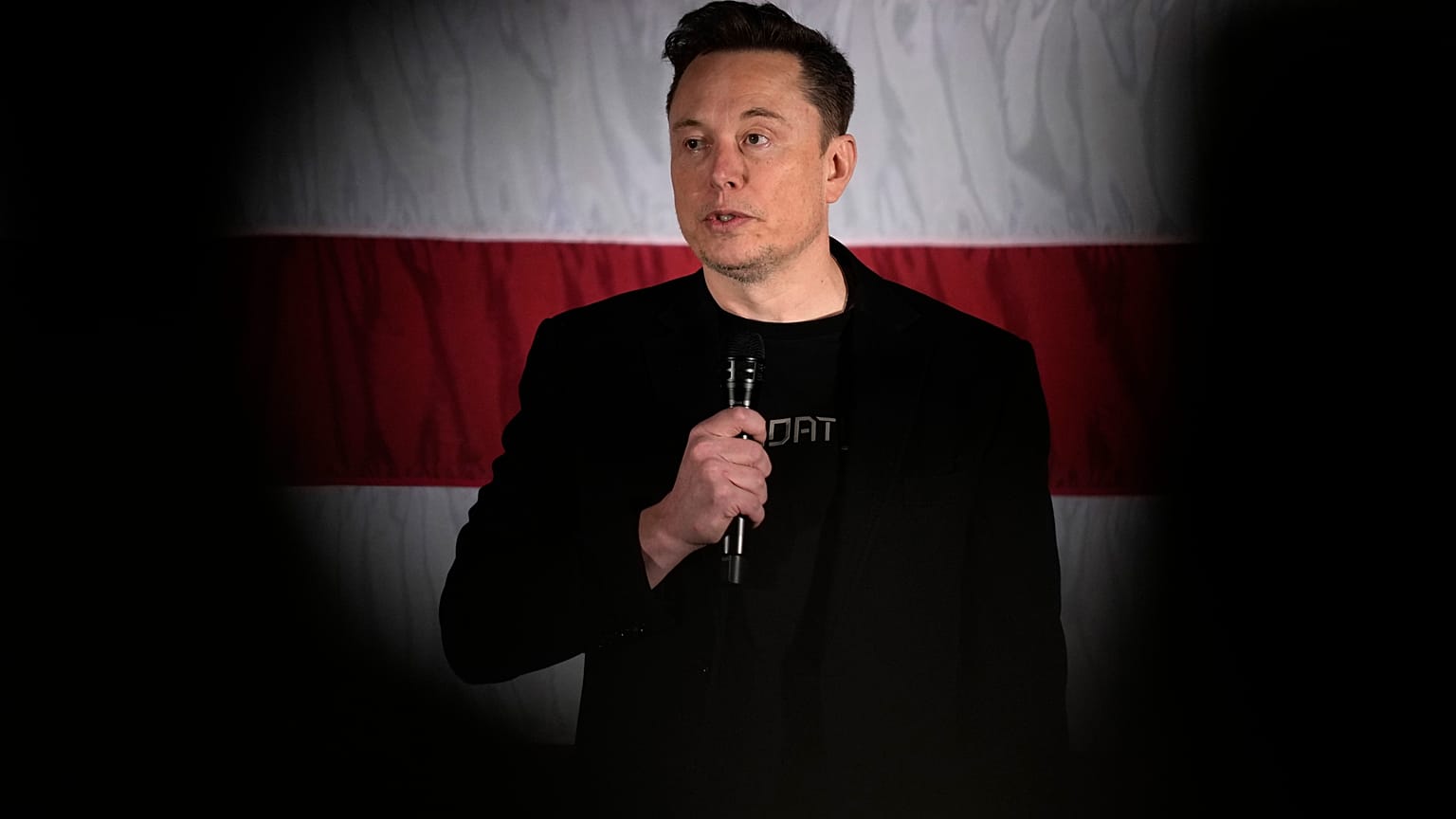 Elon Musk bir seçim kampanyası etkinliği sırasında.