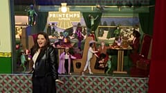 Juliette Binoche pose devant la vitrine de Noël du Printemps