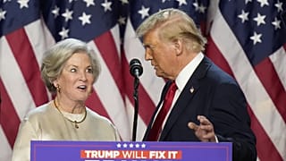 Susie Wiles Donald Trump mellett a pódiumon a választás éjszakáján