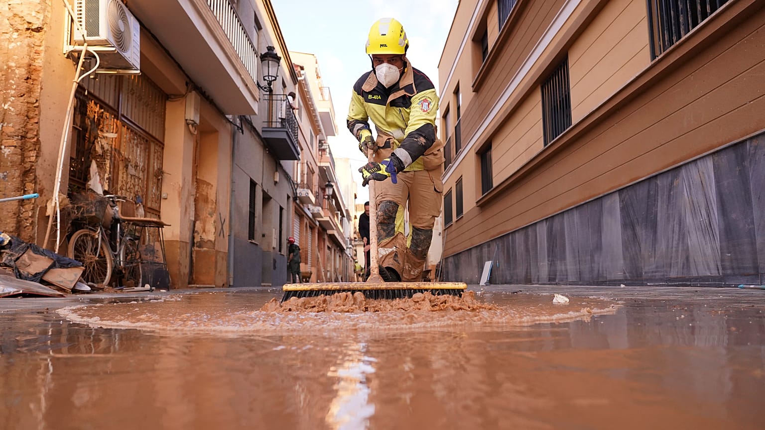 Bir itfaiyeci Paiporta'daki sel felaketinin ardından çamuru süpürüyor, 7 Kasım, 2024