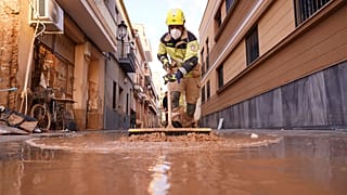 Bir itfaiyeci Paiporta'daki sel felaketinin ardından çamuru süpürüyor, 7 Kasım, 2024