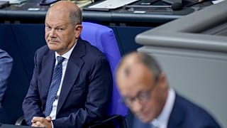 Olaf Scholz kancellár a Bundestagban követi Friedrich Merz (CDU) beszédét