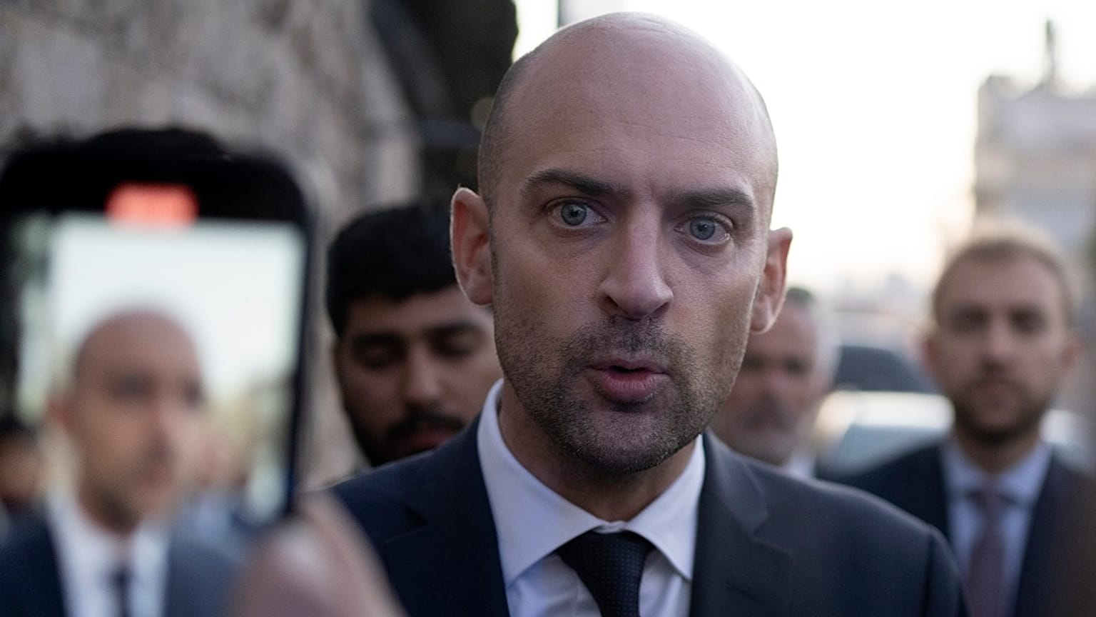 Le ministre français des Affaires étrangères, Jean-Noël Barrot, s'adresse aux journalistes lors de sa visite à Jérusalem, jeudi 7 novembre 2024.