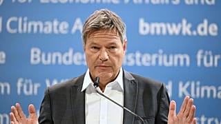 El ministro federal de Economía, Robert Habeck, habla durante una declaración tras la ruptura de la coalición Ampel, en Berlín, el jueves 7 de noviembre de 2024.