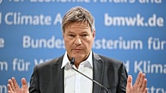Bundeswirtschaftsminister Robert Habeck spricht während einer Erklärung nach dem Bruch der Ampel-Koalition, in Berlin, Donnerstag, 7. November 2024.