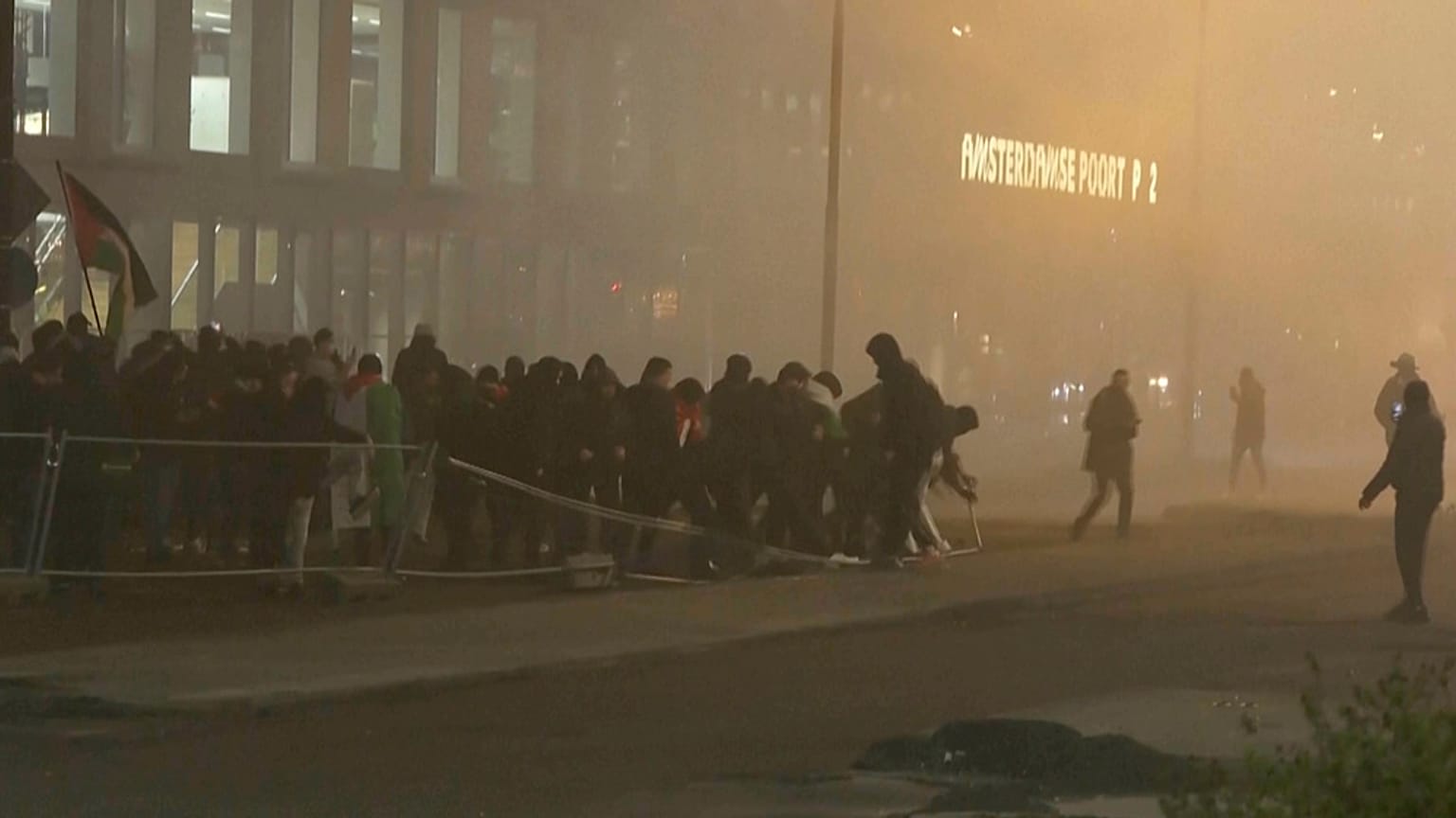 Amsterdam'da taraftar grupları arasında yaşanan kavgalar kameralara yansıdı