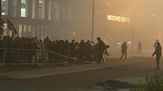 Amsterdam'da taraftar grupları arasında yaşanan kavgalar kameralara yansıdı