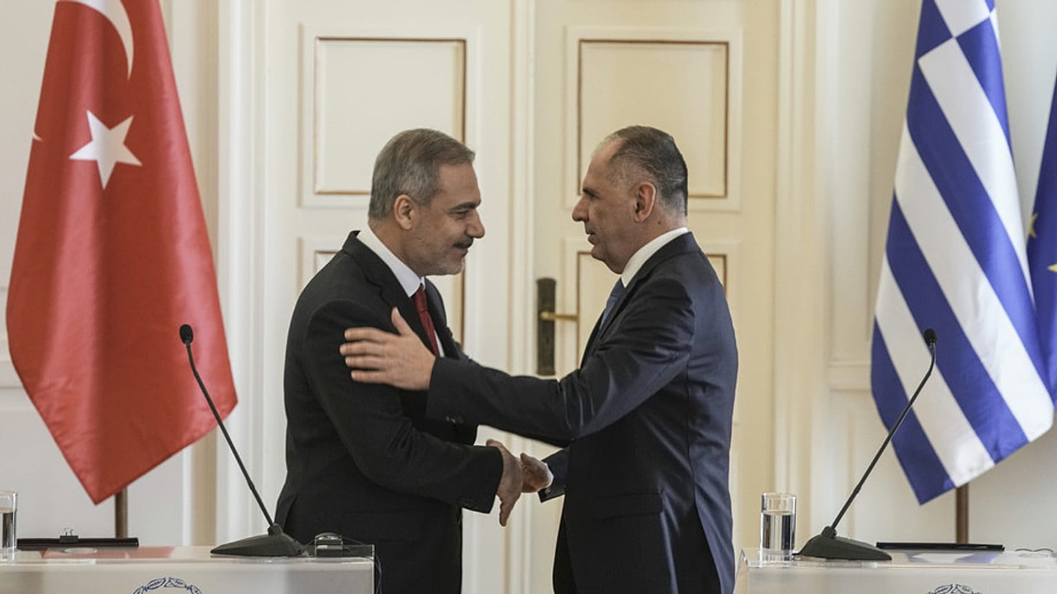 Yunanistan Dışişleri Bakanı George Gerapetritis, sağda, Atina'daki görüşmelerinin ardından Türk mevkidaşı Hakan Fidan ile kucaklaşıyor, Yunanistan, 8 Kasım 2024 Cuma