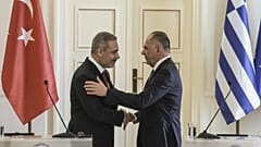 Yunanistan Dışişleri Bakanı George Gerapetritis, sağda, Atina'daki görüşmelerinin ardından Türk mevkidaşı Hakan Fidan ile kucaklaşıyor, Yunanistan, 8 Kasım 2024 Cuma