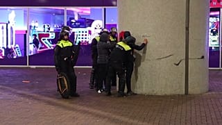 Auf diesem Videobild filzt die Polizei pro-palästinensische Anhänger in der Nähe des Ajax-Stadions in Amsterdam, Niederlande, Donnerstag, 7. November 2024.