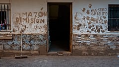Надпись на стене дома в Валенсии призывает к отставке региональных властей