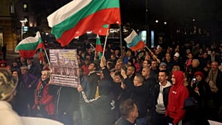 Szélsőséges nacionalista tüntetők a szófiai színház épülete előtt